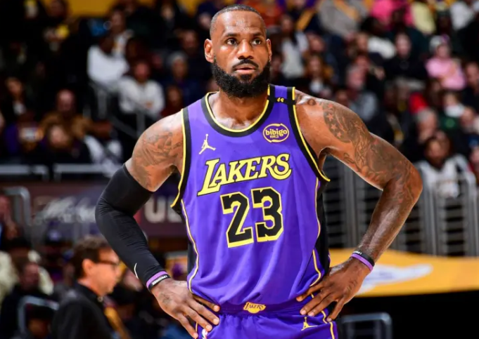 NBA官方月最佳次数：詹姆斯41次断层第一，科比17次紧随其后、乔丹16次